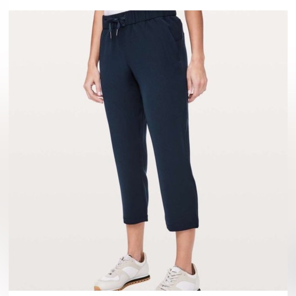 Lululemon On The Fly Crop *Woven 23" True Navy  - size 4